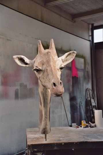 Kop van Giraffe voor theatervoorstelling Oerol festival