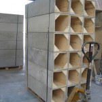 Decor betonnen zuilen voor Peter Greenaway
